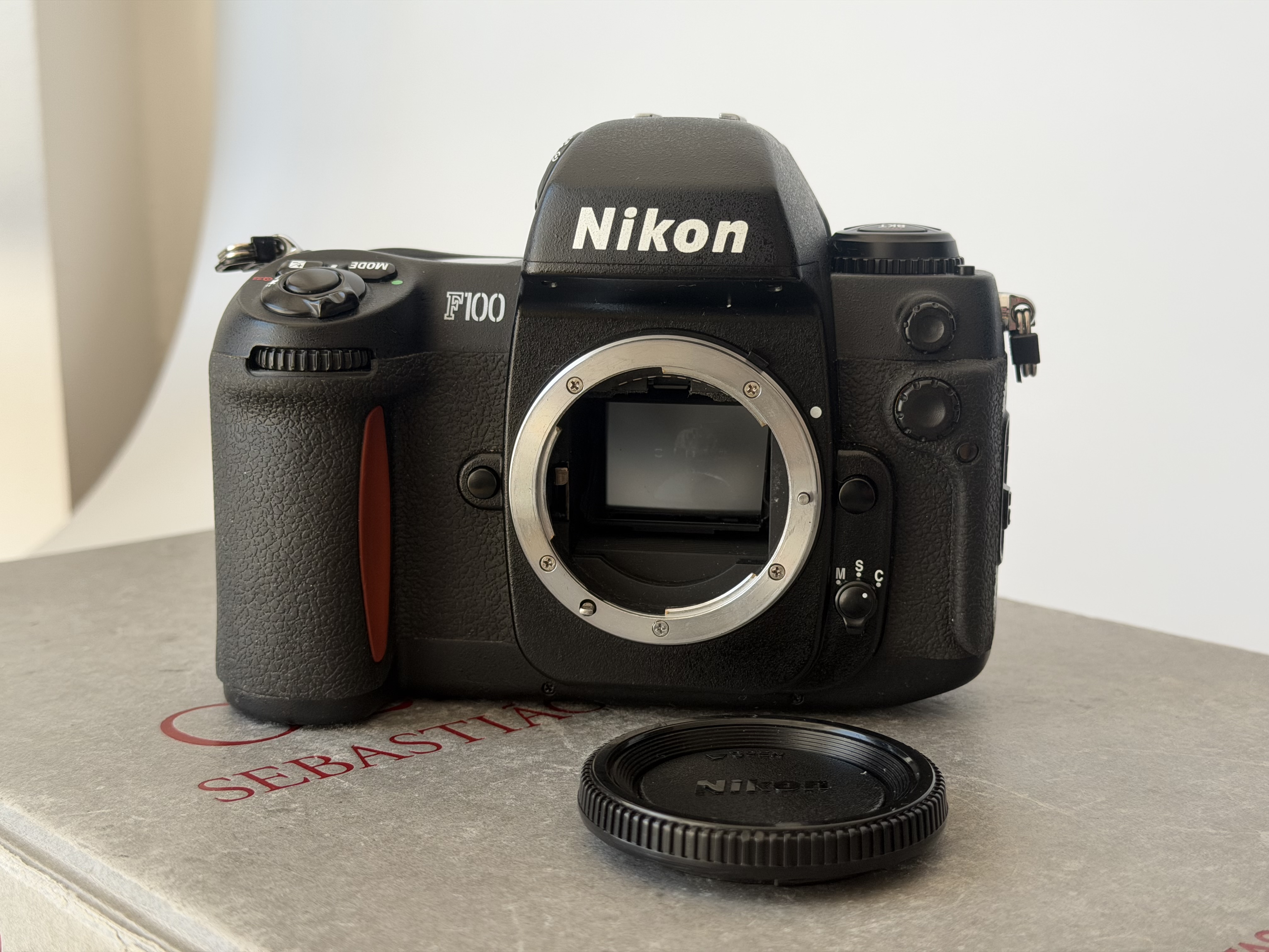 NIKON F100